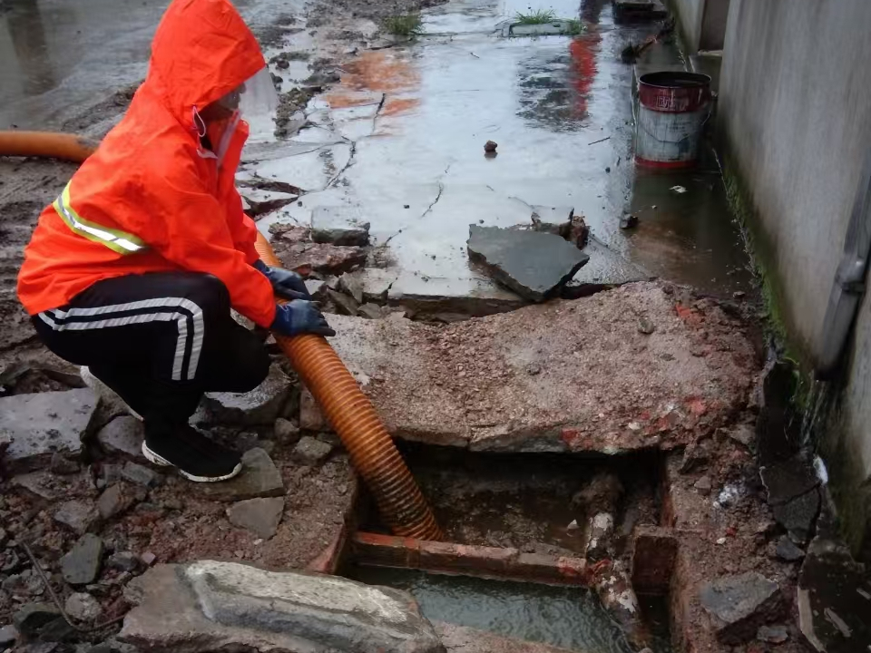 美溪专业清理污水池 炜誉市政以规范流程守护城市 “肠道”